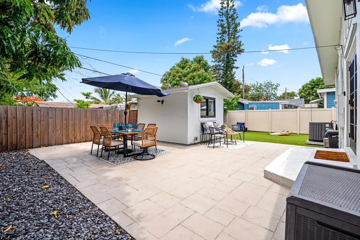 A full view of the backyard: outdoor dining, chill zones, and plenty of sunshine! It’s your Florida stay, your way ☀️